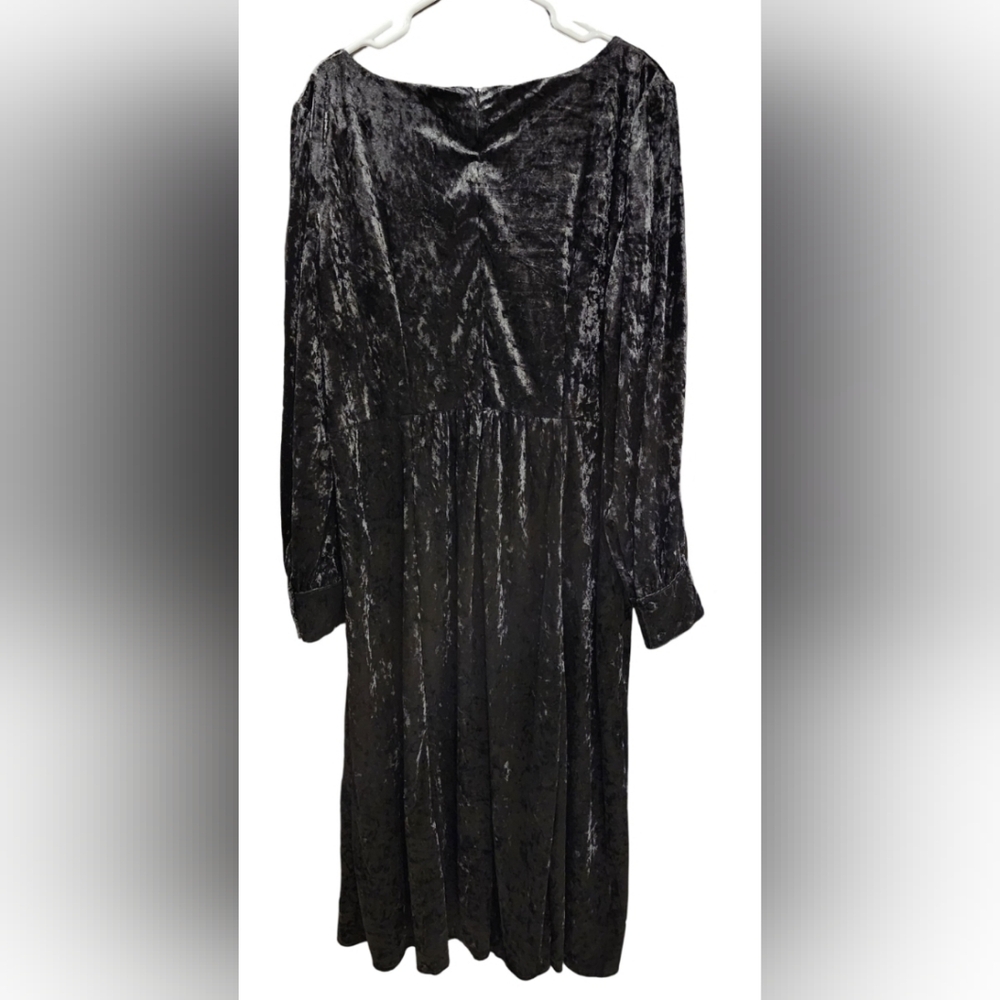 Elegant Black Velvet Long Sleeve Dress - Picture 4 of 5